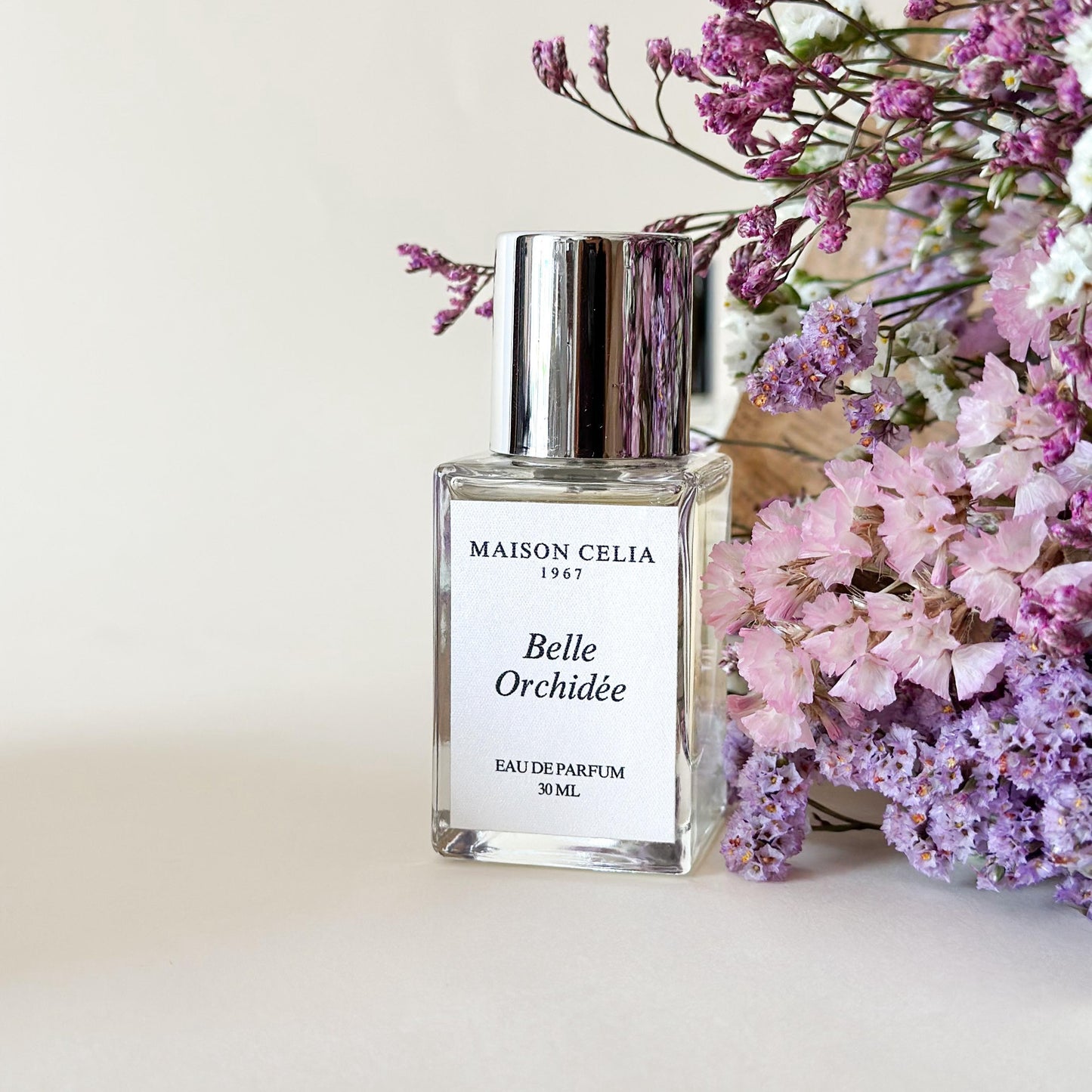 Belle Orchidée Eau de Parfum de Maison Celia entre flores