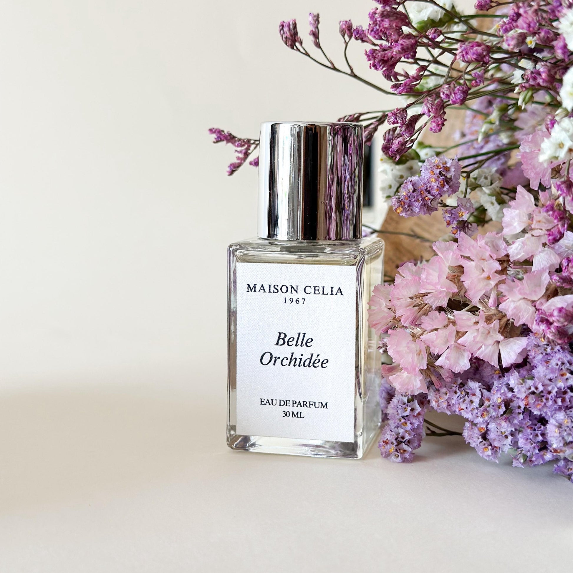 Belle Orchidée Eau de Parfum de Maison Celia entre flores