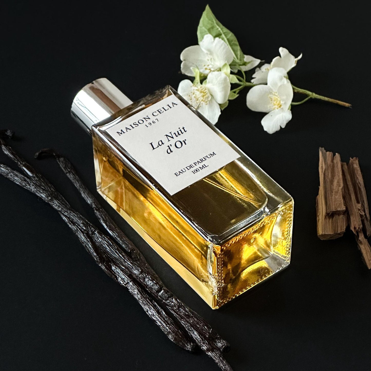 La Nuit d'Or Eau de Parfum de Maison Celia en fondo negro con las notas olfativas