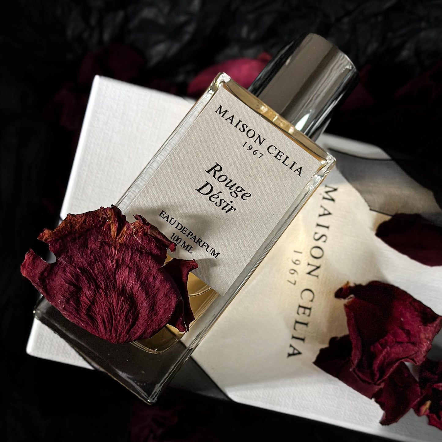 Rouge Désir Eau de Parfum de Maison Celia con notas de cereza, rosa y vainilla para todo el mundo.