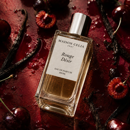 Rouge Désir Eau de Parfum de Maison Celia rodeado de cerezas y vainilla