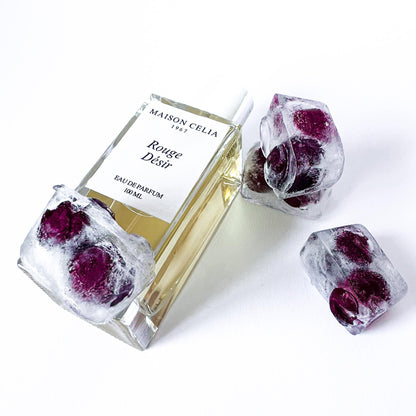 Rouge Désir de Maison Celia rodeado de cerezas heladas