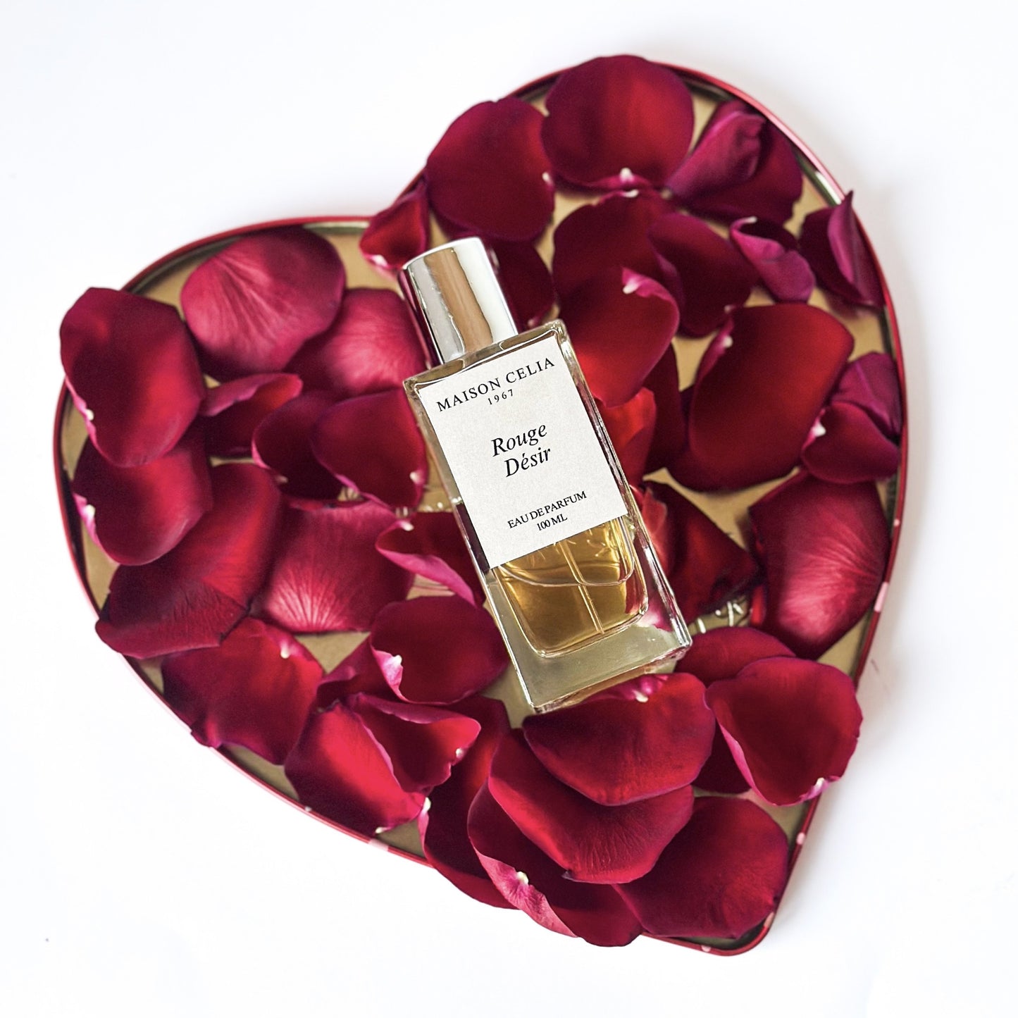 Rouge Désir Eau de Parfum en un corazón de rosas