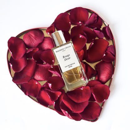 Rouge Désir Eau de Parfum en un corazón de rosas